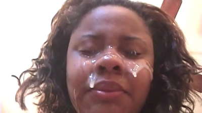 Itim na Brazilian na batang babae ay nakakakuha ng cum sa kanyang mukha pagkatapos ng anal sex sa isang malaking titi