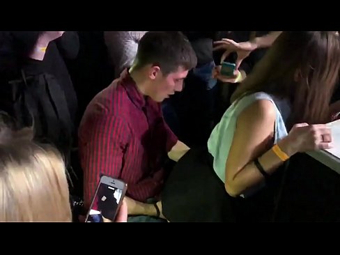 ❤️ Tunay na sex sa isang Russian nightclub. Ang 18-taong-gulang na batang babae na Ruso sa anus at puki ay nakipagkamay sa isang nightclub Porn video sa amin ❤