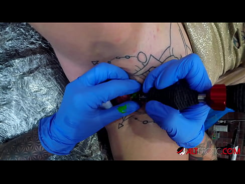 ❤️ Nagpa-tattoo sa kanyang klitoris ang sobrang tattoo na hottie na si Sully Savage Porn video sa amin ❤